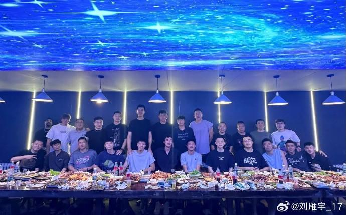 刘雁宇晒合影告别辽篮：聚也不是开始，散也不是结束